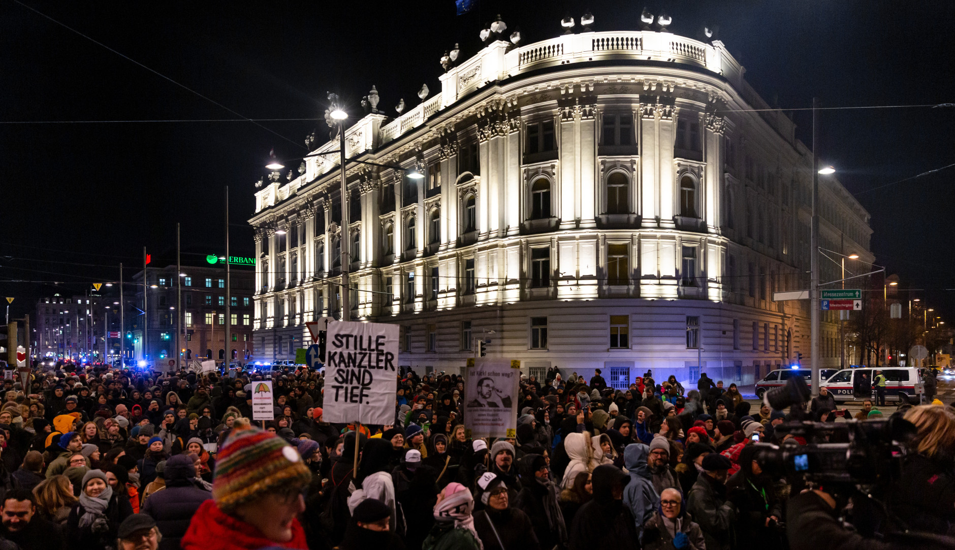 A street full of people demonstrating against the FPÖ in Vienna, Manfred Werner (Tsui), CC BY-SA 4.0