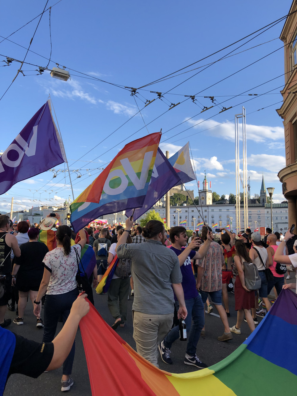 Volt mit Regenbogenflaggen bei der Salzburg-Pride.