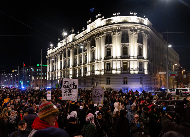 A street full of people demonstrating against the FPÖ in Vienna