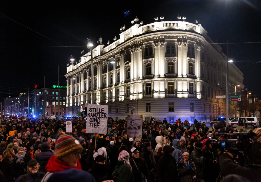 A street full of people demonstrating against the FPÖ in Vienna