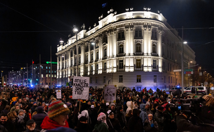 A street full of people demonstrating against the FPÖ in Vienna