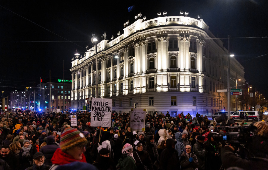 A street full of people demonstrating against the FPÖ in Vienna