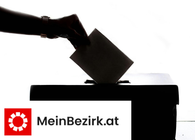 Hand mit Wahlurne und MeinBezirk.at-Logo