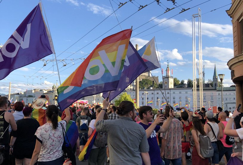 Volt mit Regenbogenflaggen bei der Salzburg-Pride.