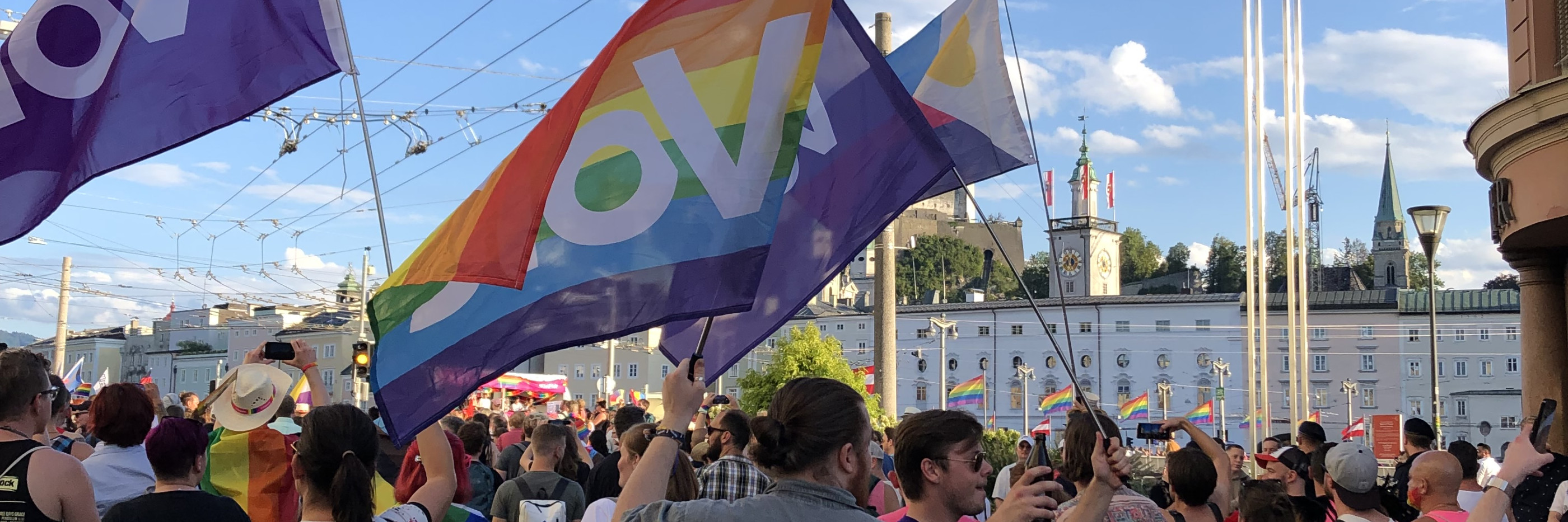 Volt mit Regenbogenflaggen bei der Salzburg-Pride.